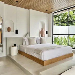 https://the-suites-by-the-young-villas.ubudhotelsnow.com